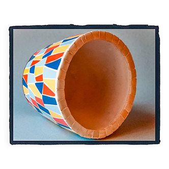 Vase en céramique décoré de mosaïque moderniste de style trencadís (Gaudí. Barcelone).
