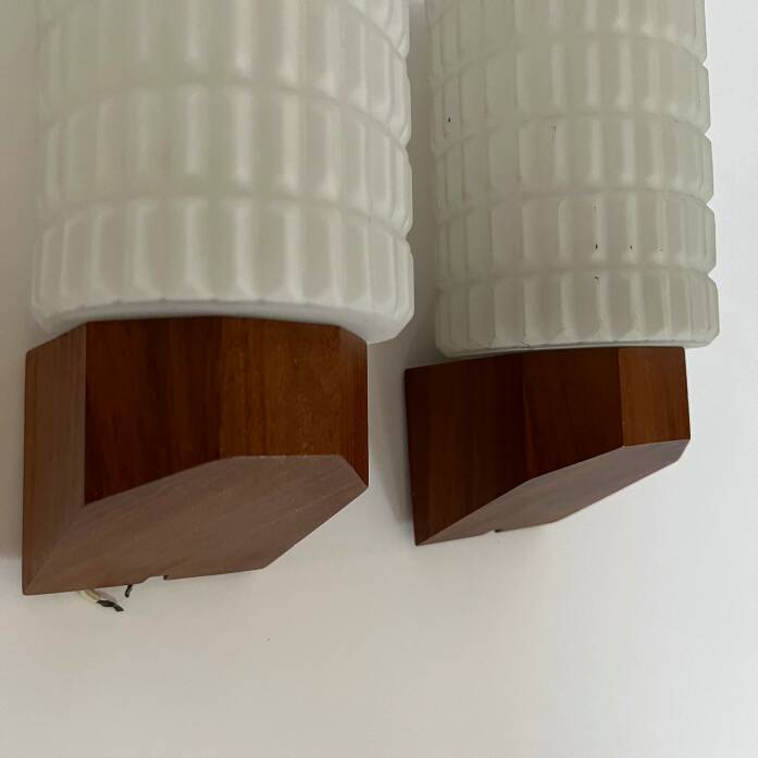 Paire d'appliques murales Philips vintage en teck et opaline