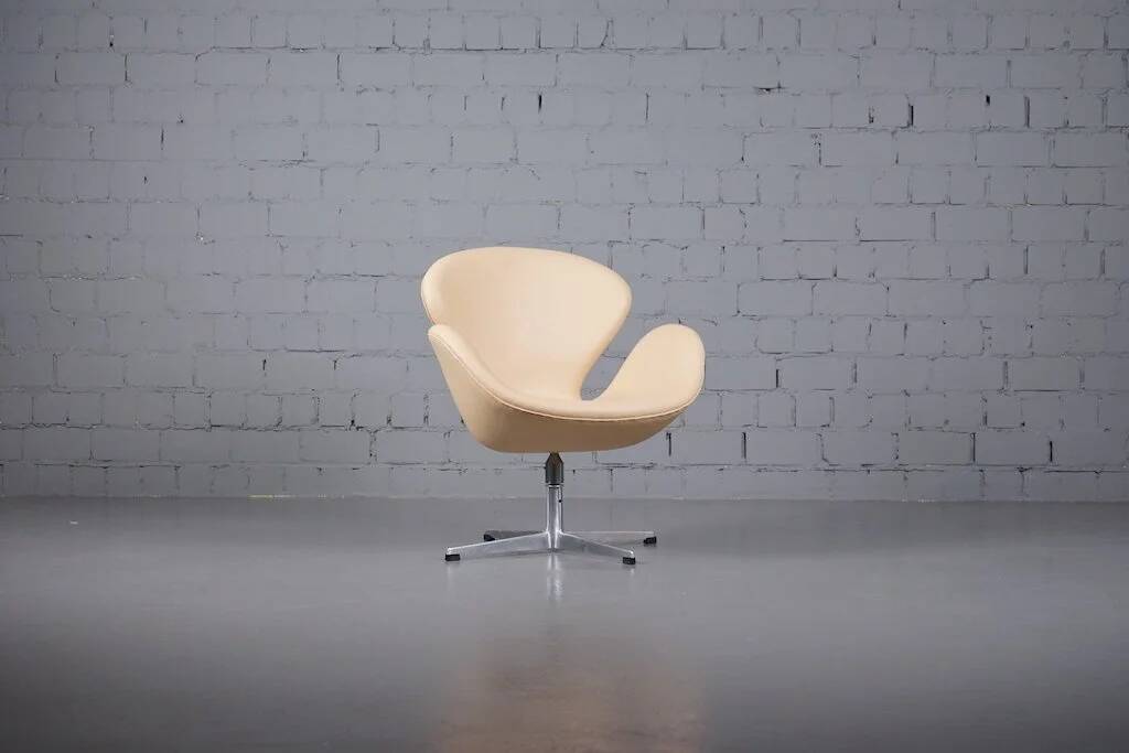 Swan chair by Arne Jacobsen for Fritz Hansen with tilt function