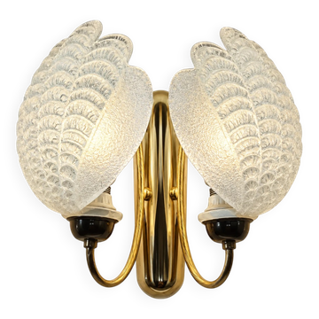 Vintage Italian shell wall light, textured glass and brass, 1970s.
