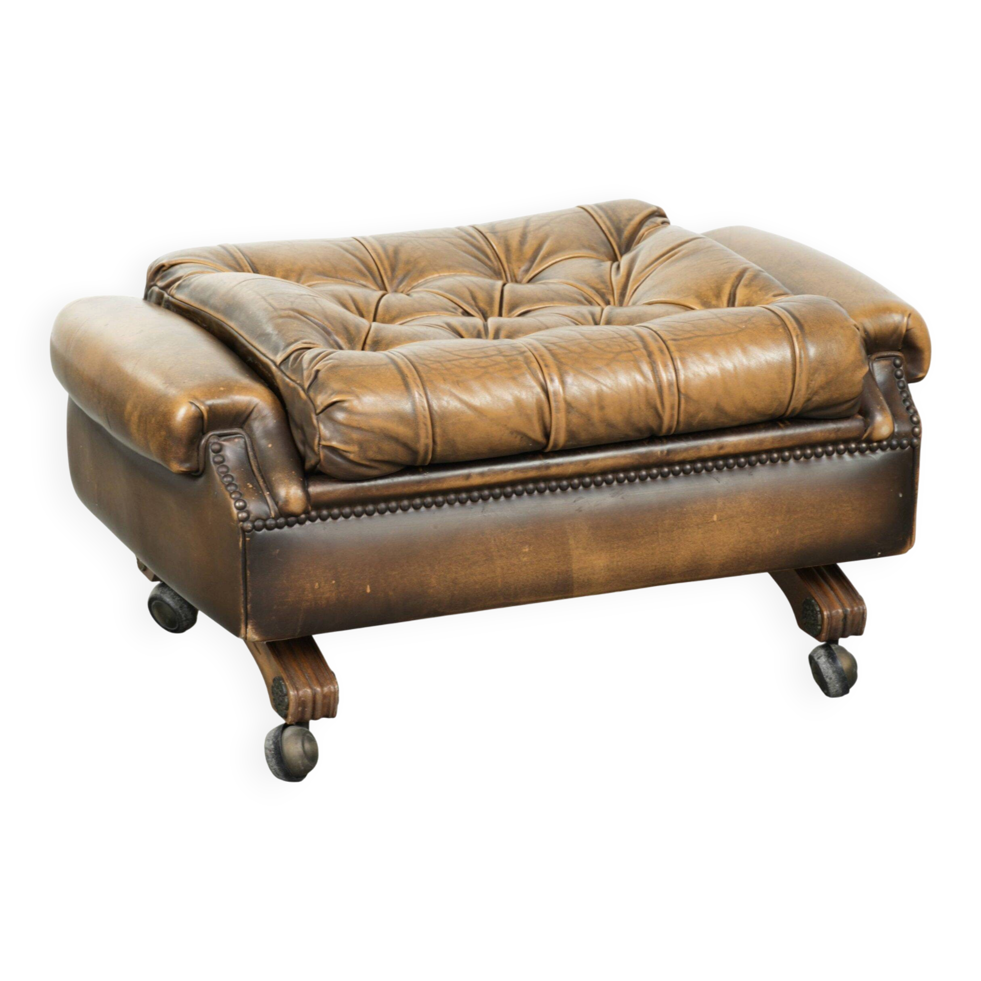 Ottoman chesterfield anglais en cuir élégant, fini avec des clous décoratifs.