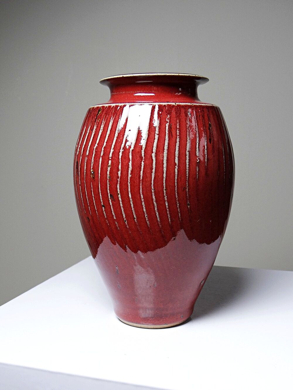 Vase en grès émaillé sang-de-bœuf à côtes, travail d’atelier XXe