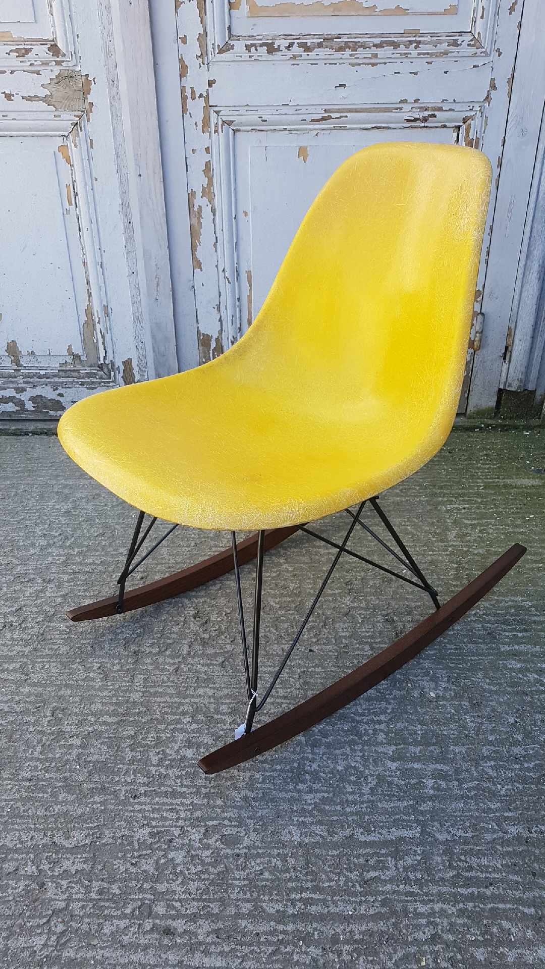 Rocking chair Eames Herman Miller en fibre de verre jaune Selency