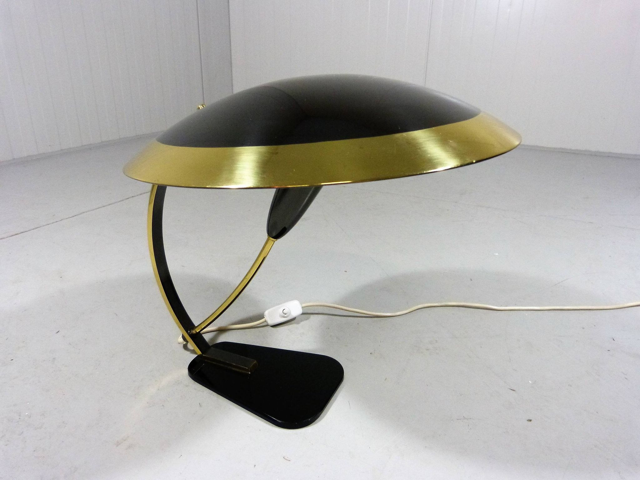 Lampe de bureau rare en laiton et verre des années 1950