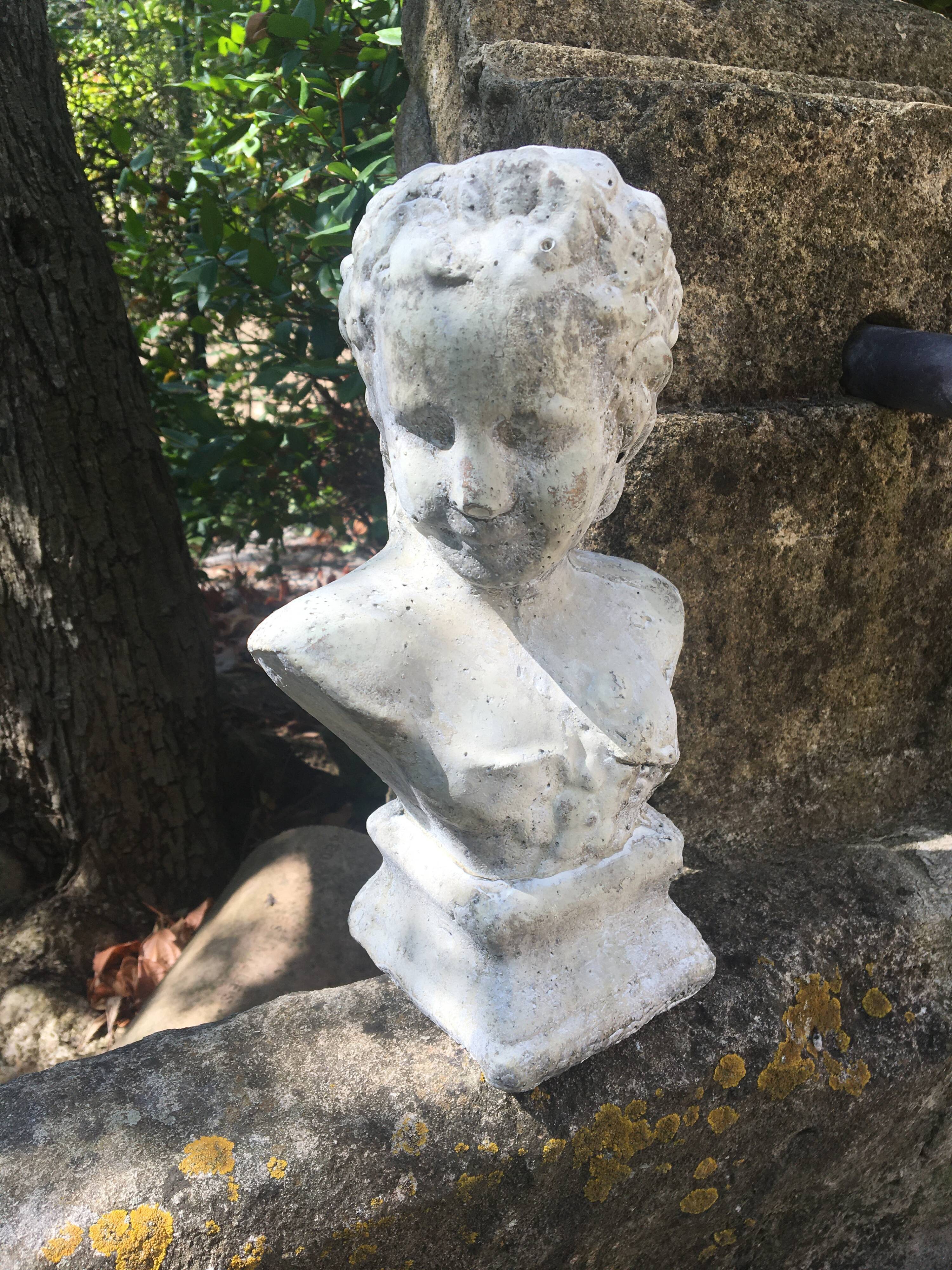 Buste en pierre d’une jeune fille
