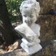 Buste en pierre d’une jeune fille