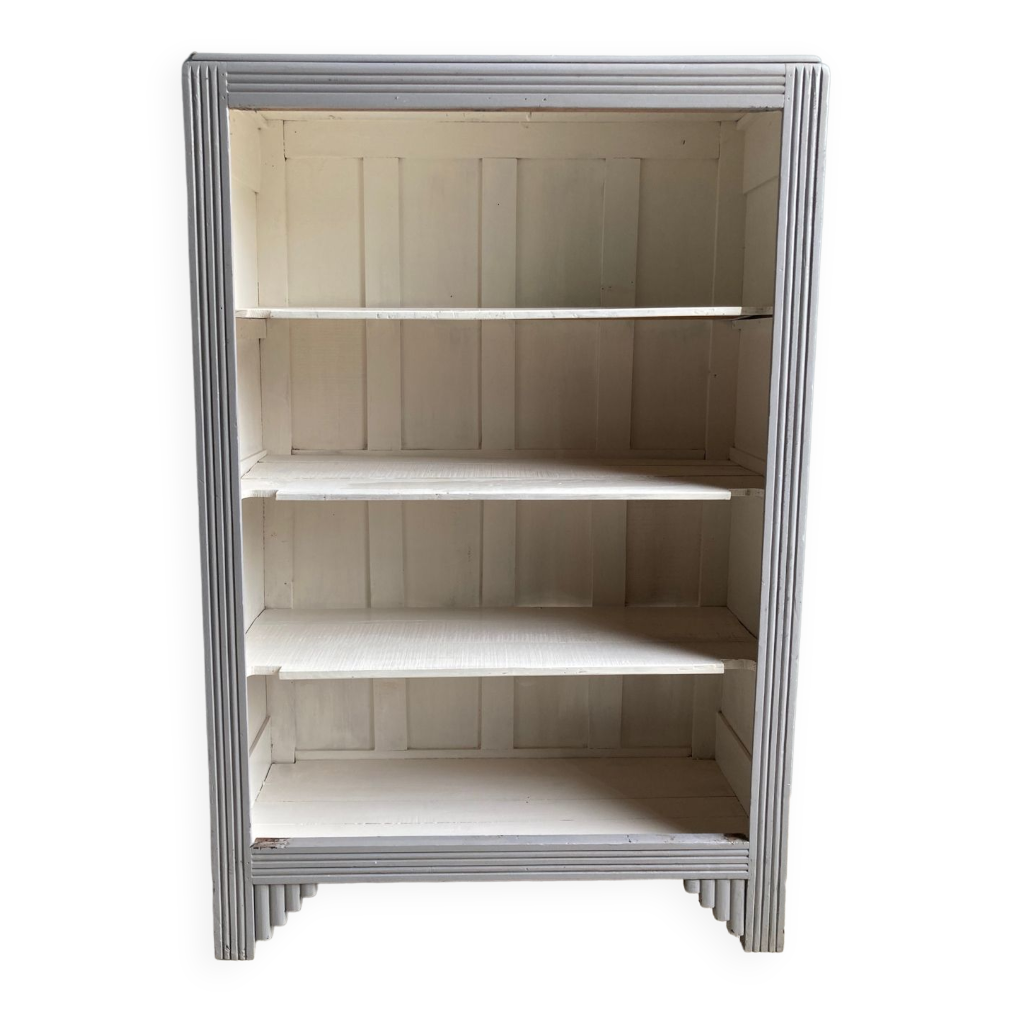 Armoire parisienne étagères