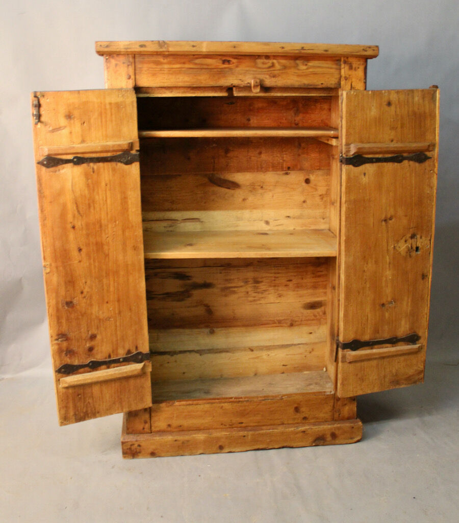 Wardrobe pantry savoyard