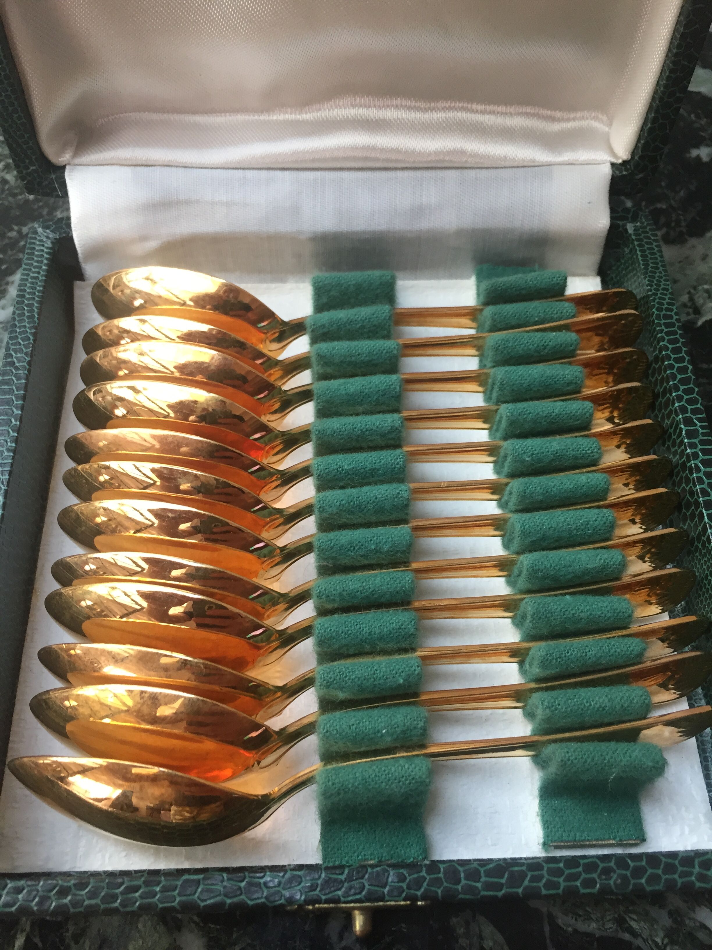 12 teaspoons - gold metal - Shell decoration - in their case