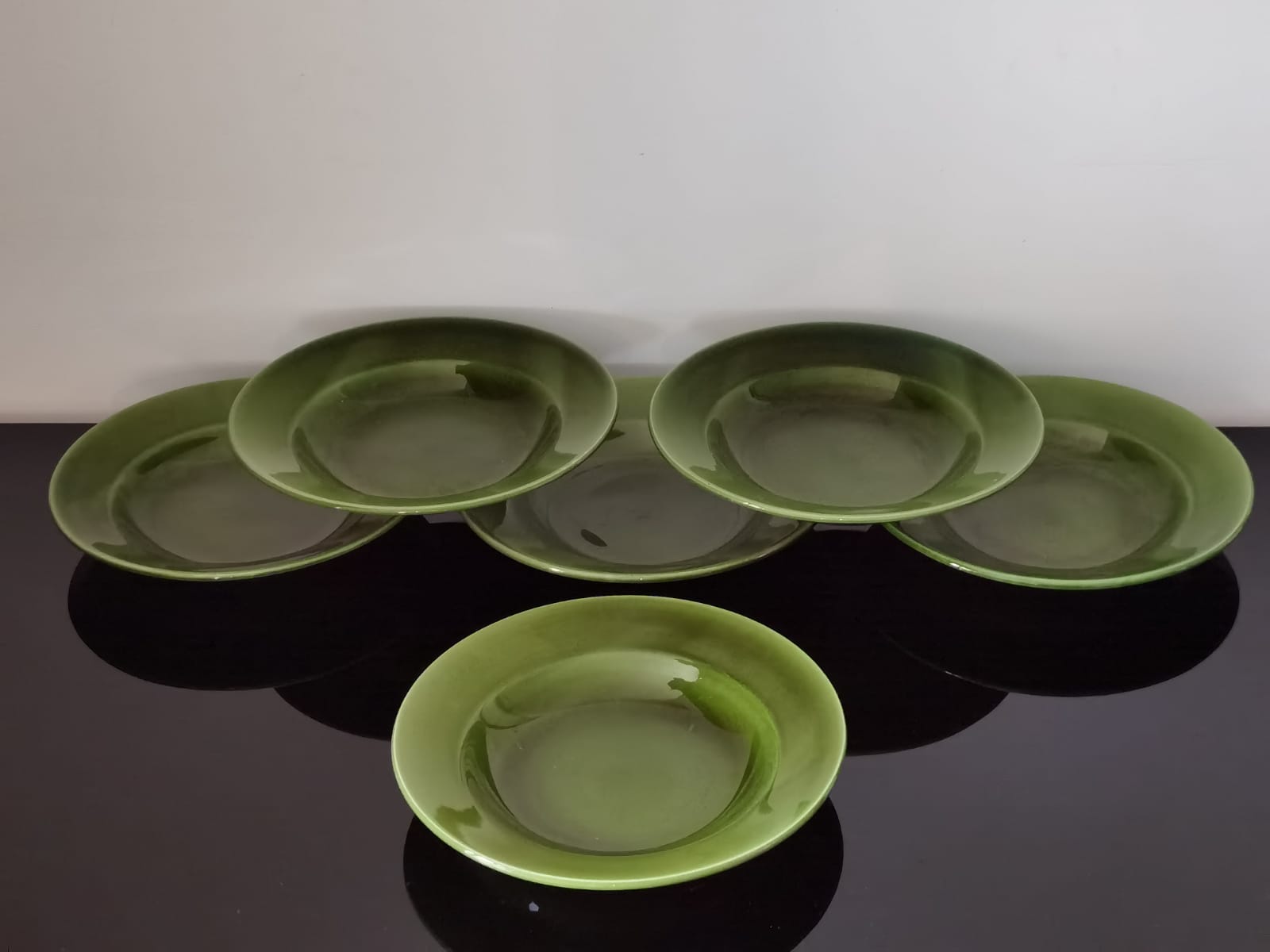 Hollow plates in glazed glazed ceramic green