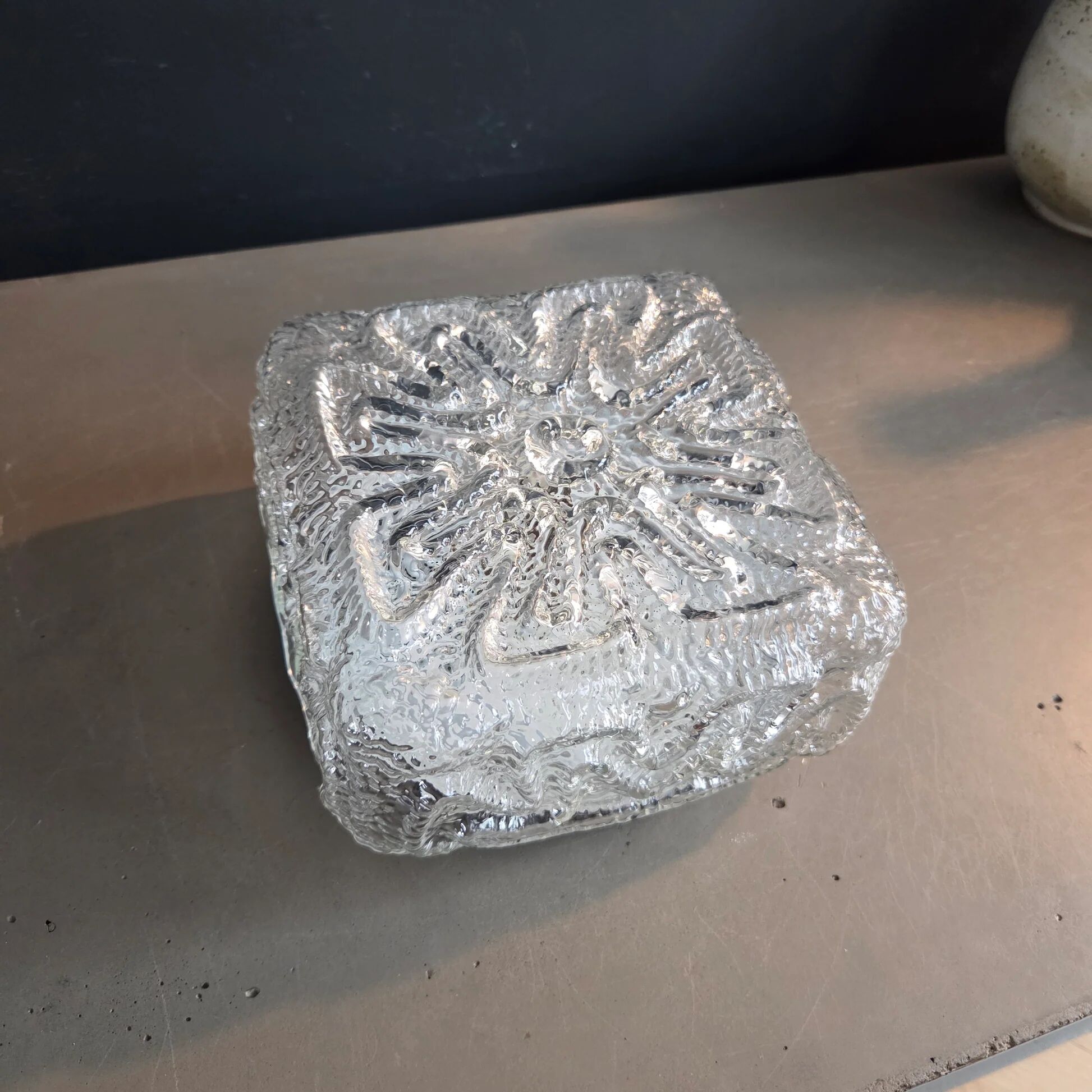 Plafonnier ou applique en verre moulé