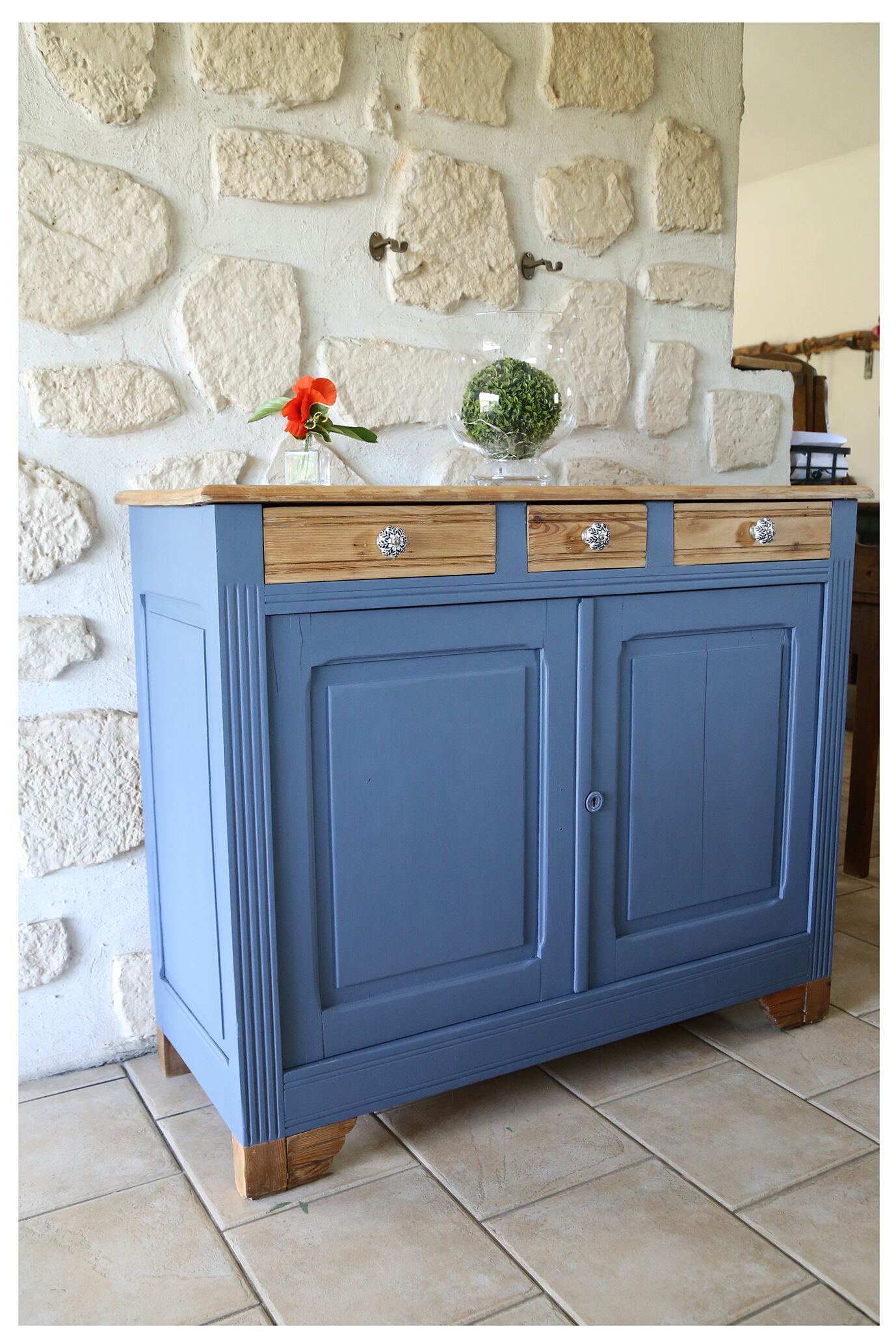 Blue parisian buffet