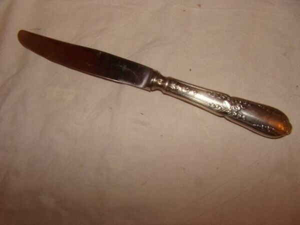 12 couteaux de table M.A/inox de style ''Louis XV'' modèle au cor de chasse