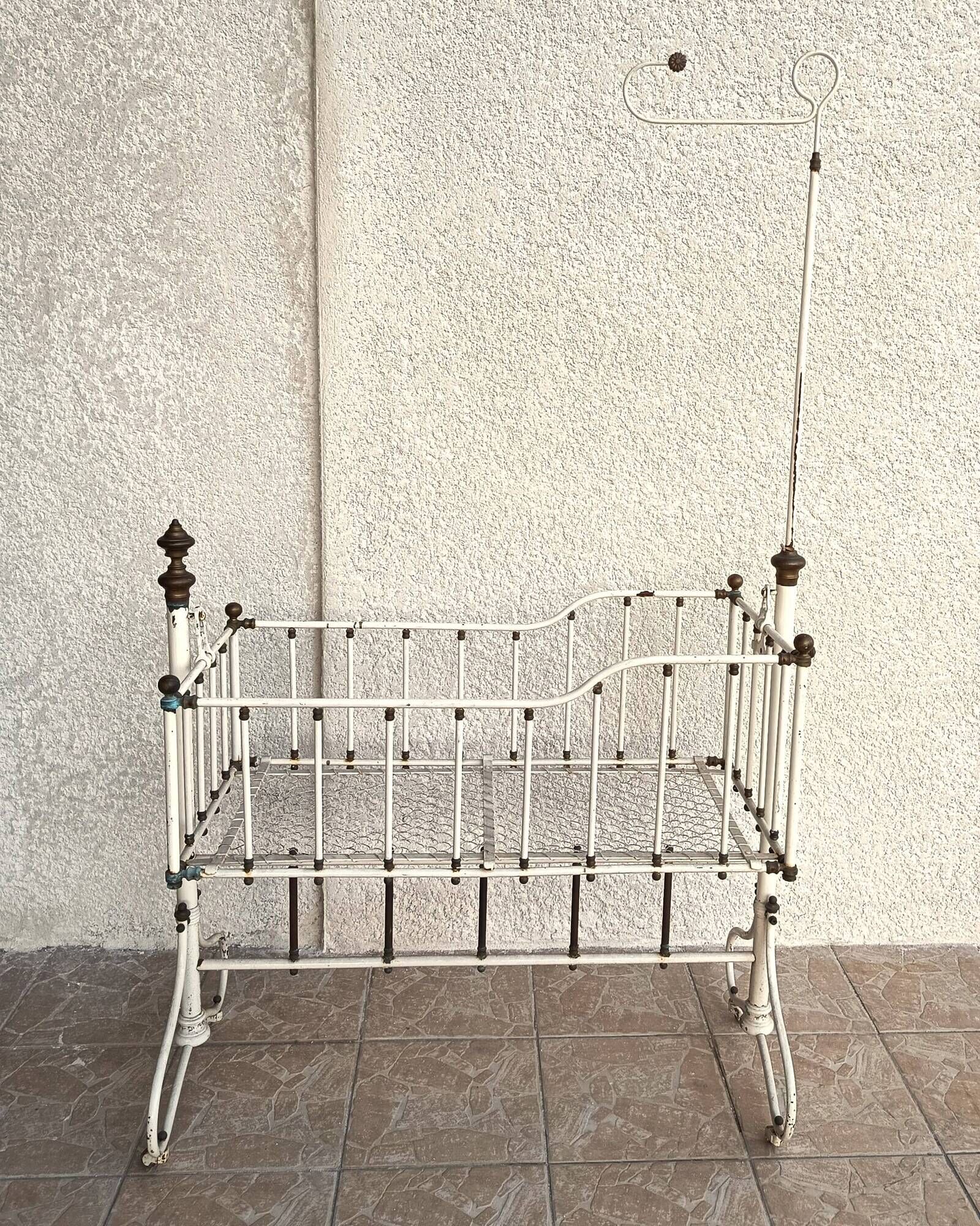 Berceau vintage Lit bébé en métal