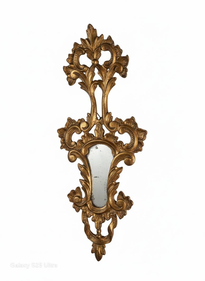 Italian mirror in gilded wood with gold leaf from the 18th century.