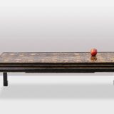 Lacquer coffee table decorated with floral motifs. Circa 1900.