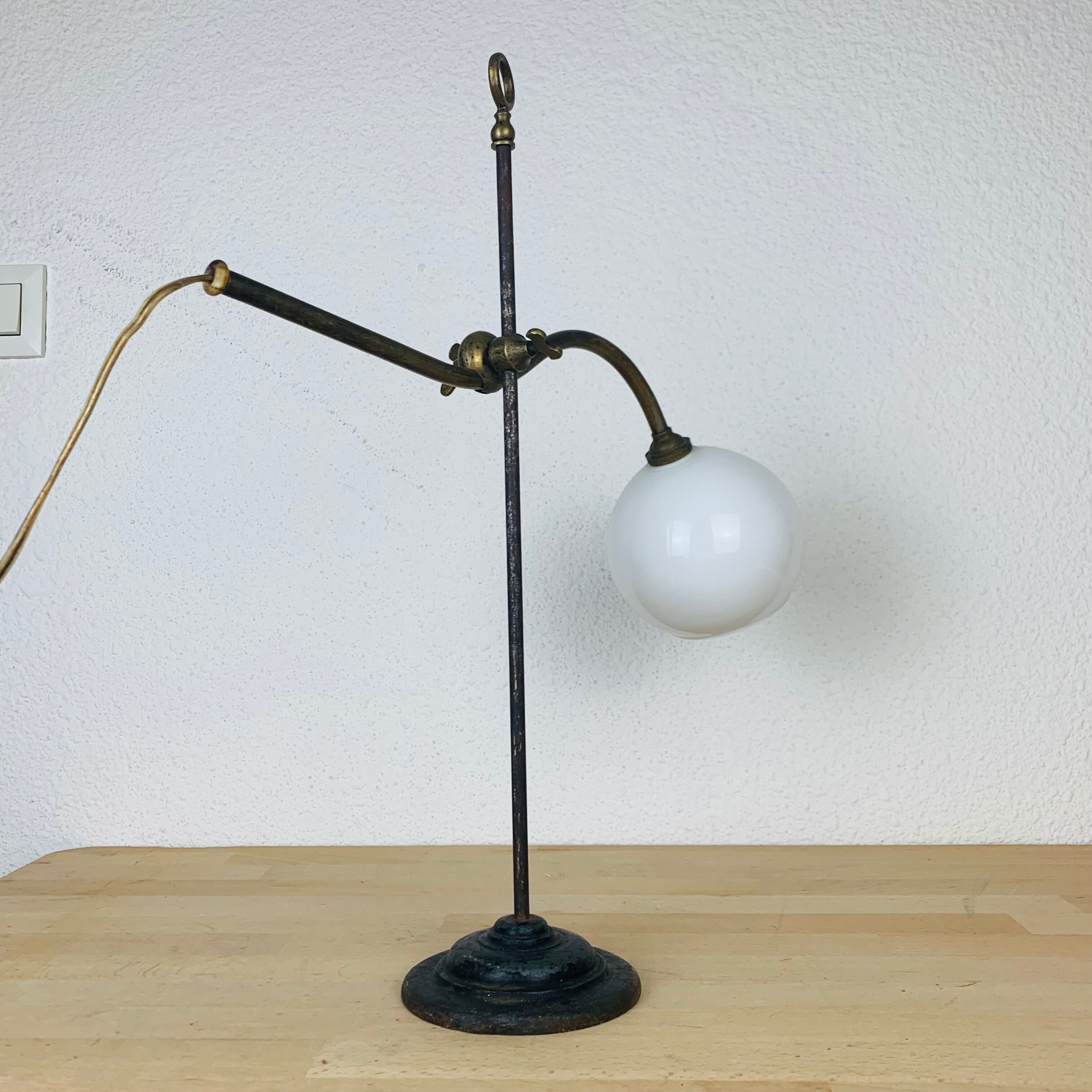 Lampe art déco monte et baisse laiton opaline