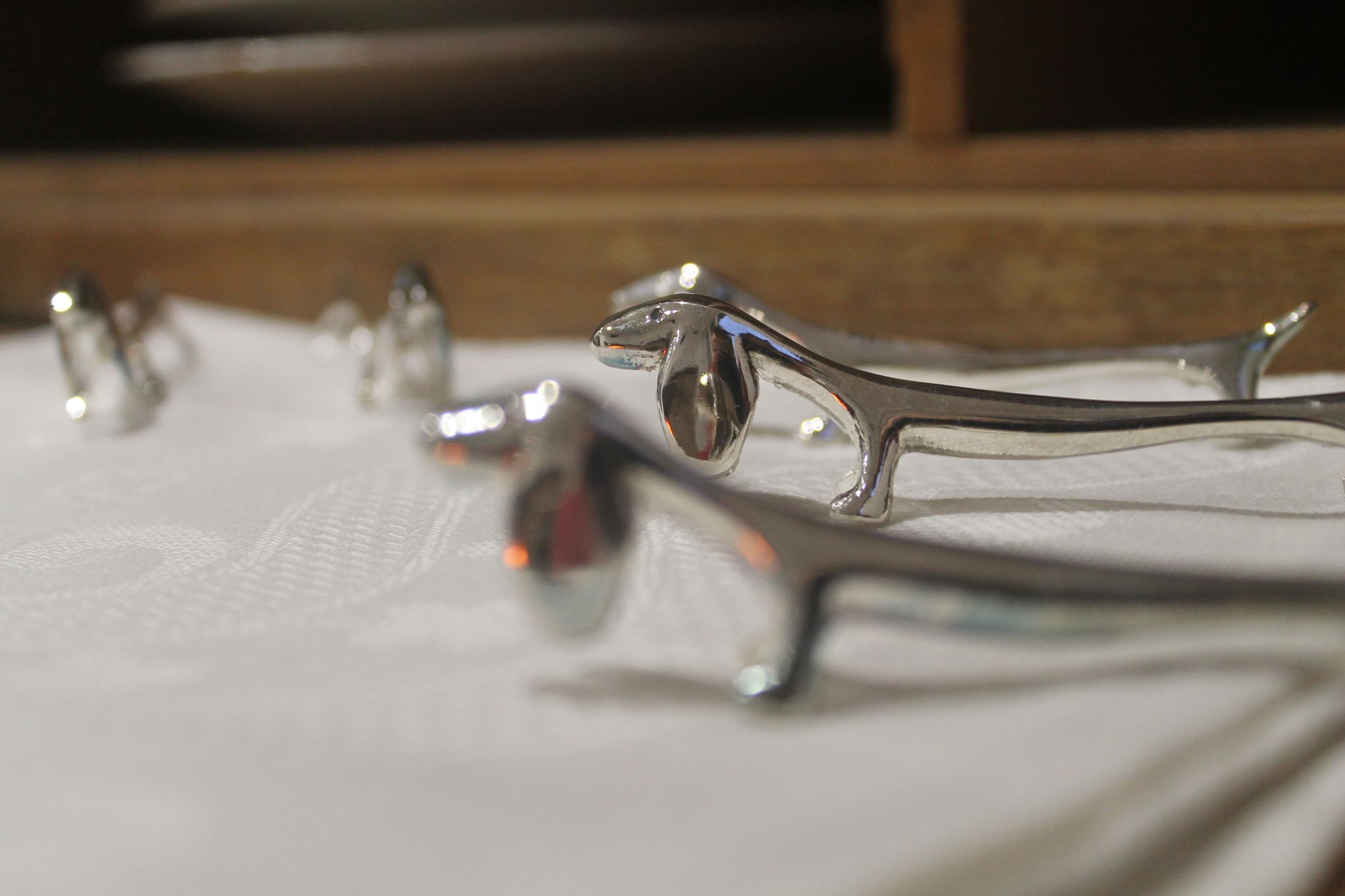 set of 6 knife holders in silver metal basset/dachshund