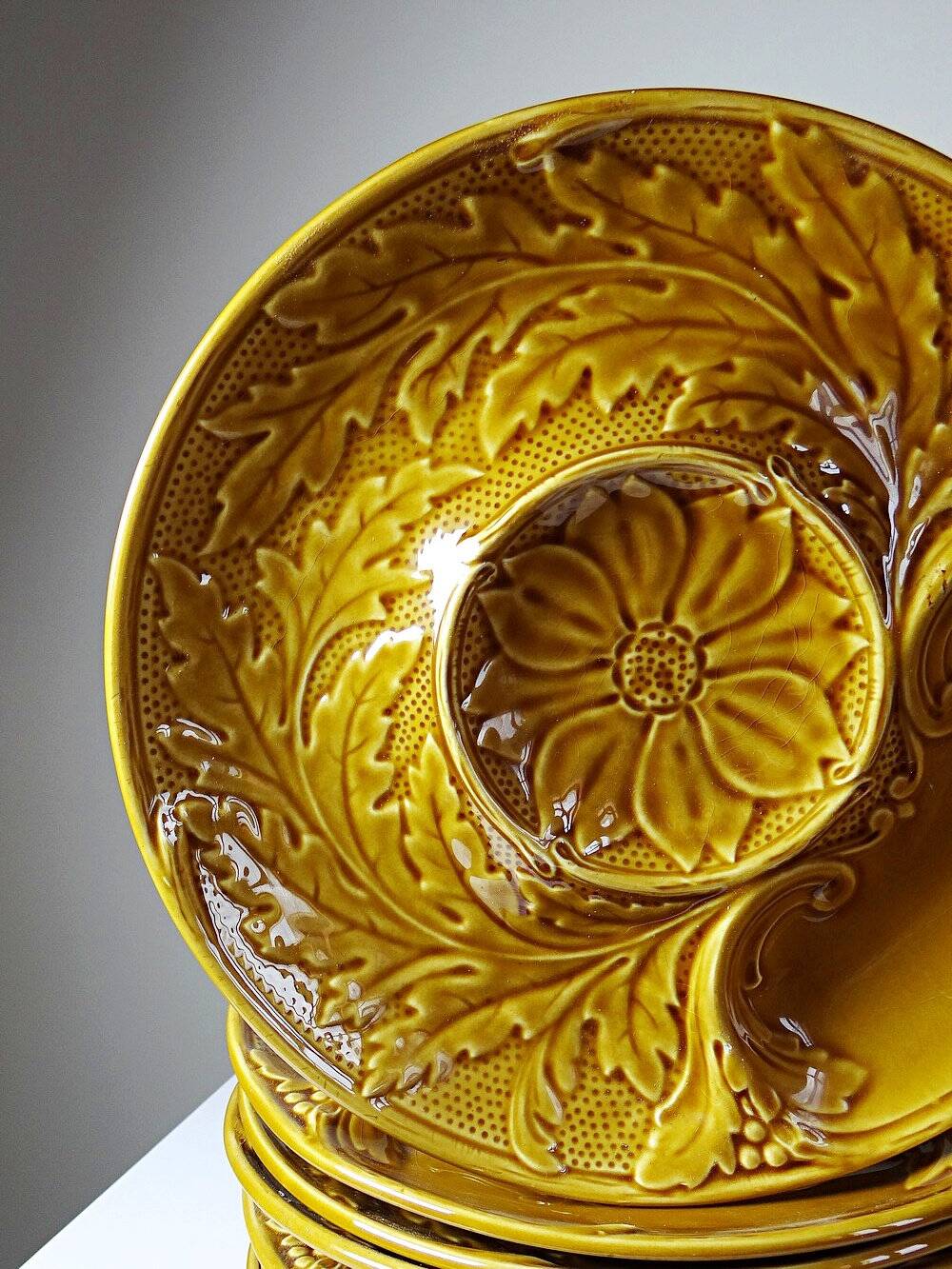 Set of plates, artichoke dishes, mustard yellow earthenware Gien vintage