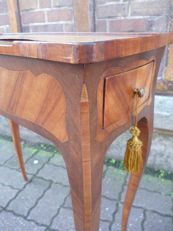 Table and hairdresser at the end of the 19th century