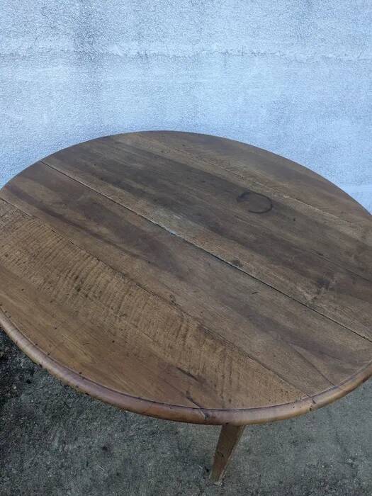 Folding round table