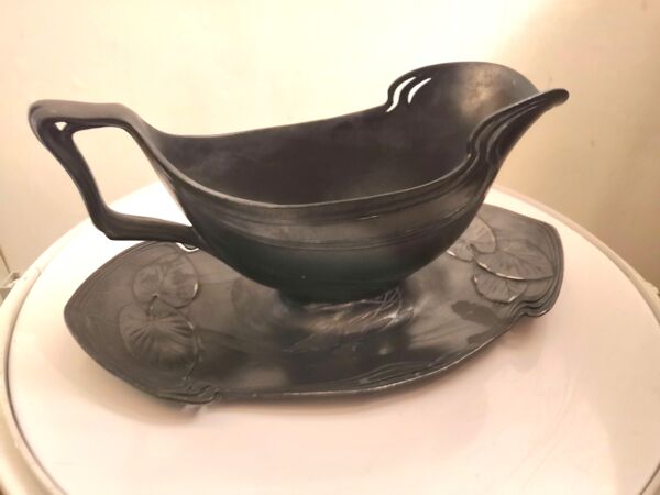 Saucière en étain art nouveau de JUVENTA PRIMA METAL de 1905