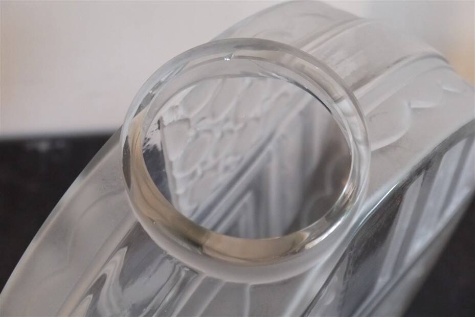 Vase art deco en verre préssé 1930