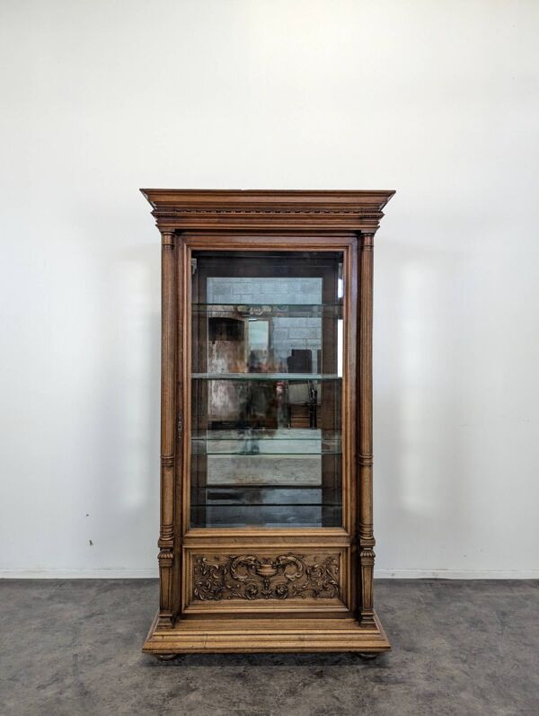 Argentier en noyer de style Renaissance à glaces biseautées