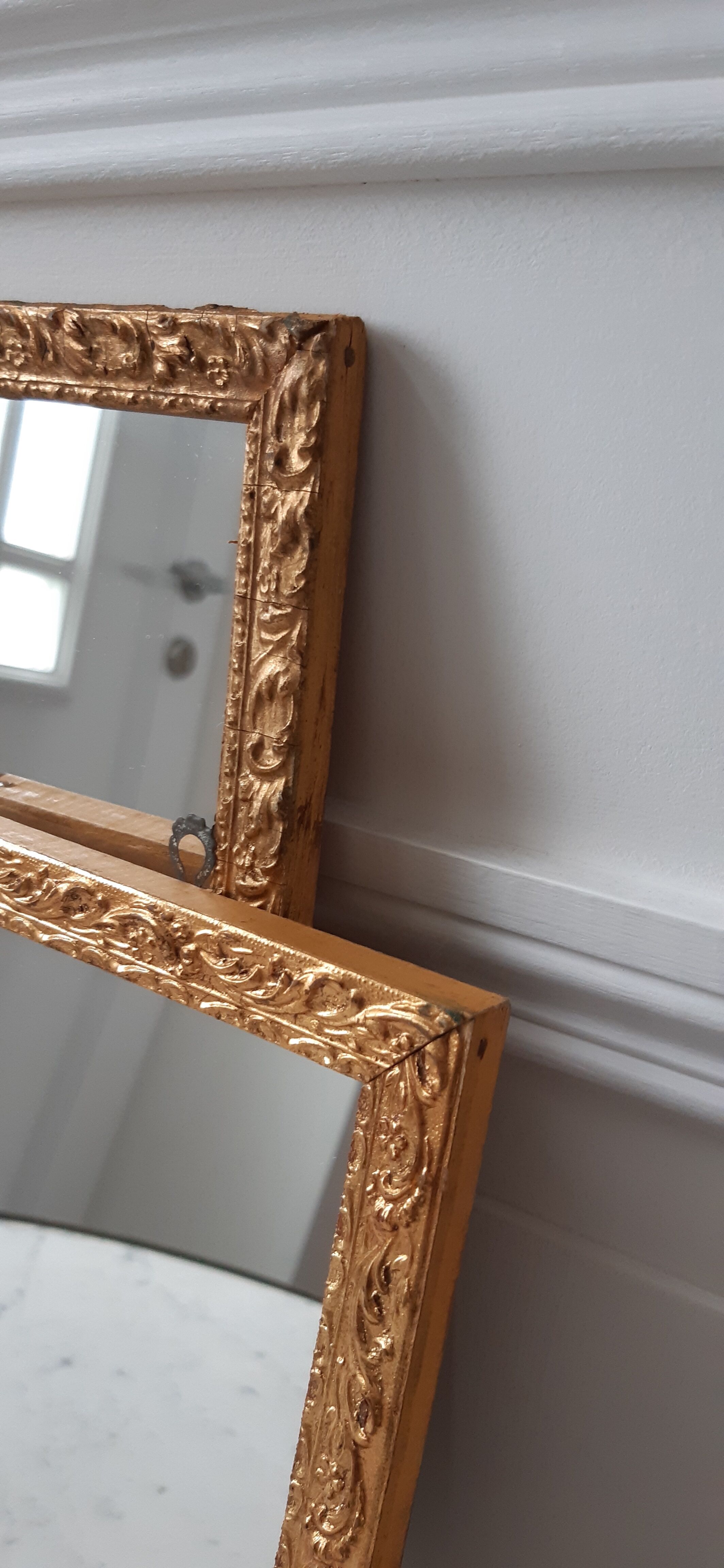 Paire de miroirs anciens en bois et en plâtre doré