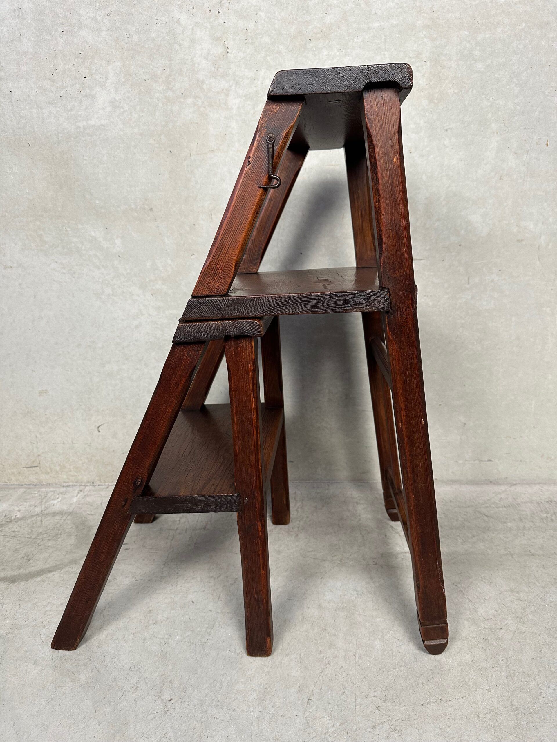Échelle / chaise de bibliothèque antique