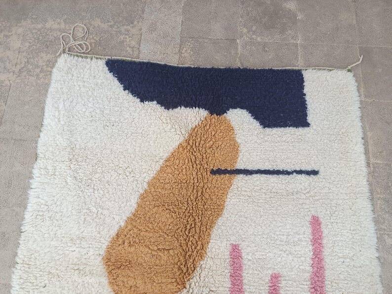 Traditional handwoven Beni Ourain Berber rug, size 150 x 250 cm.