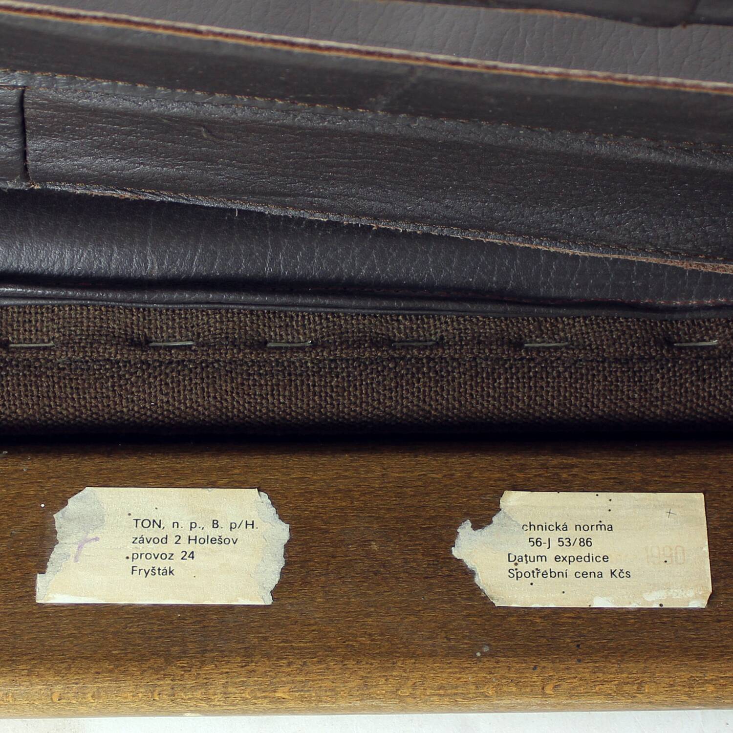 Canapé deux places en noyer et cuir par Boris Hála pour Ton, 1986