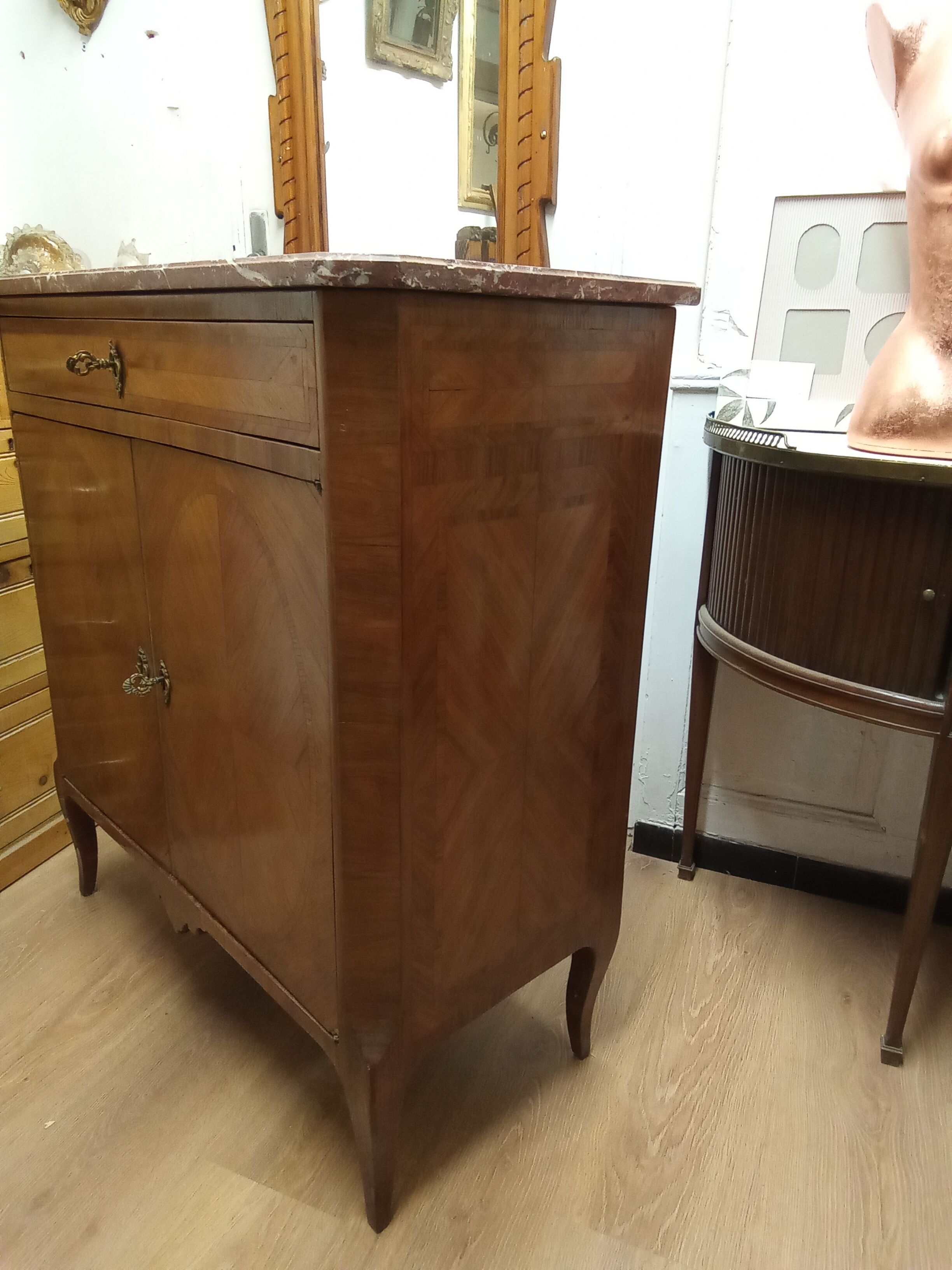 Commodity in rosewood veneer