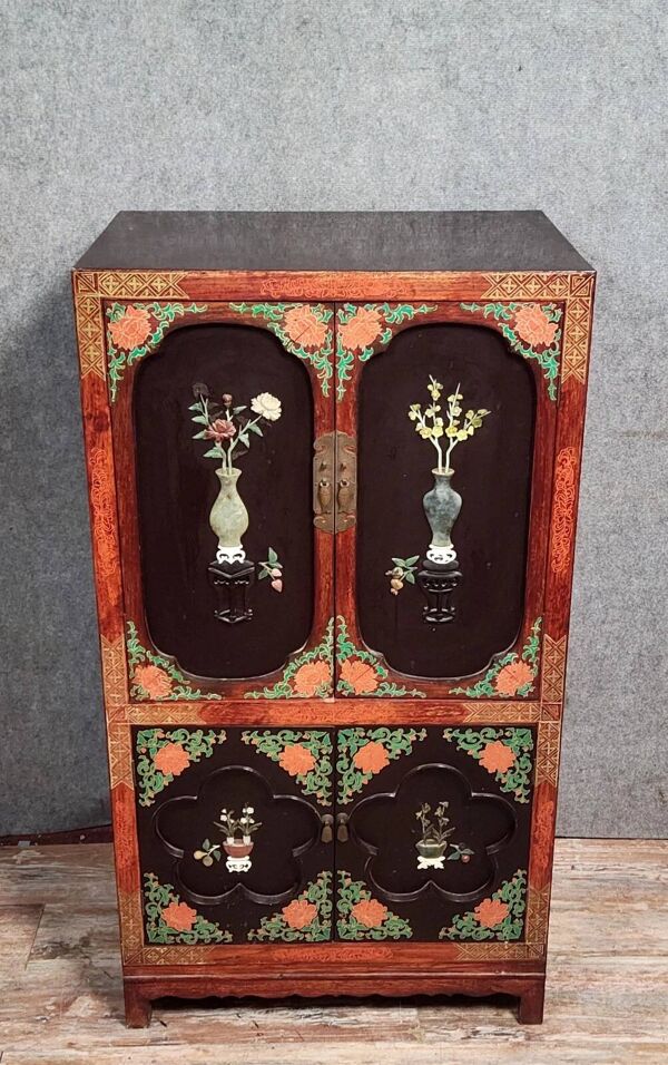 Asie XXème : Cabinet en laque avec décors de vases fleuris en pierre dure