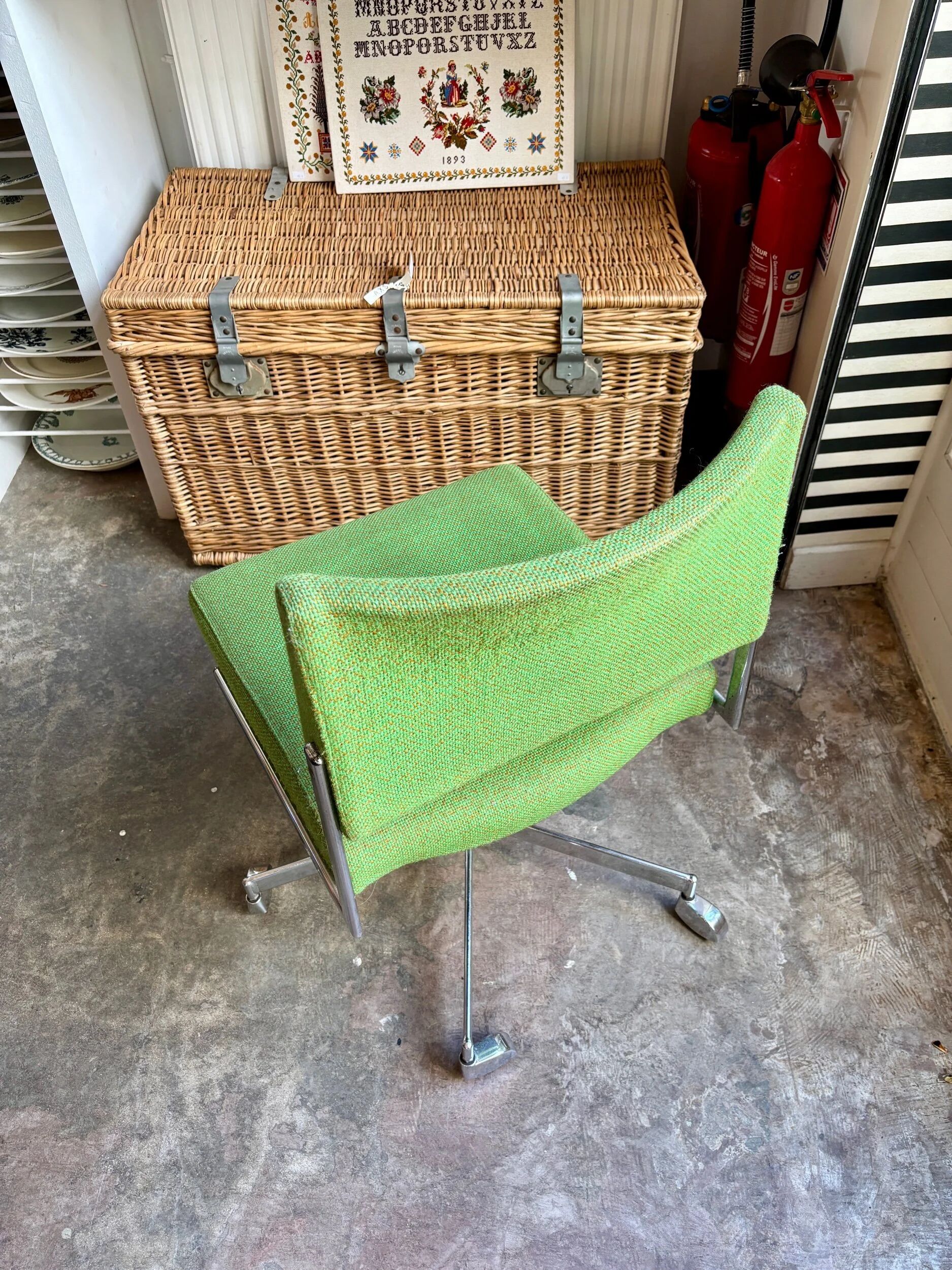 Chaise de bureau en tissu vert et métal chromé