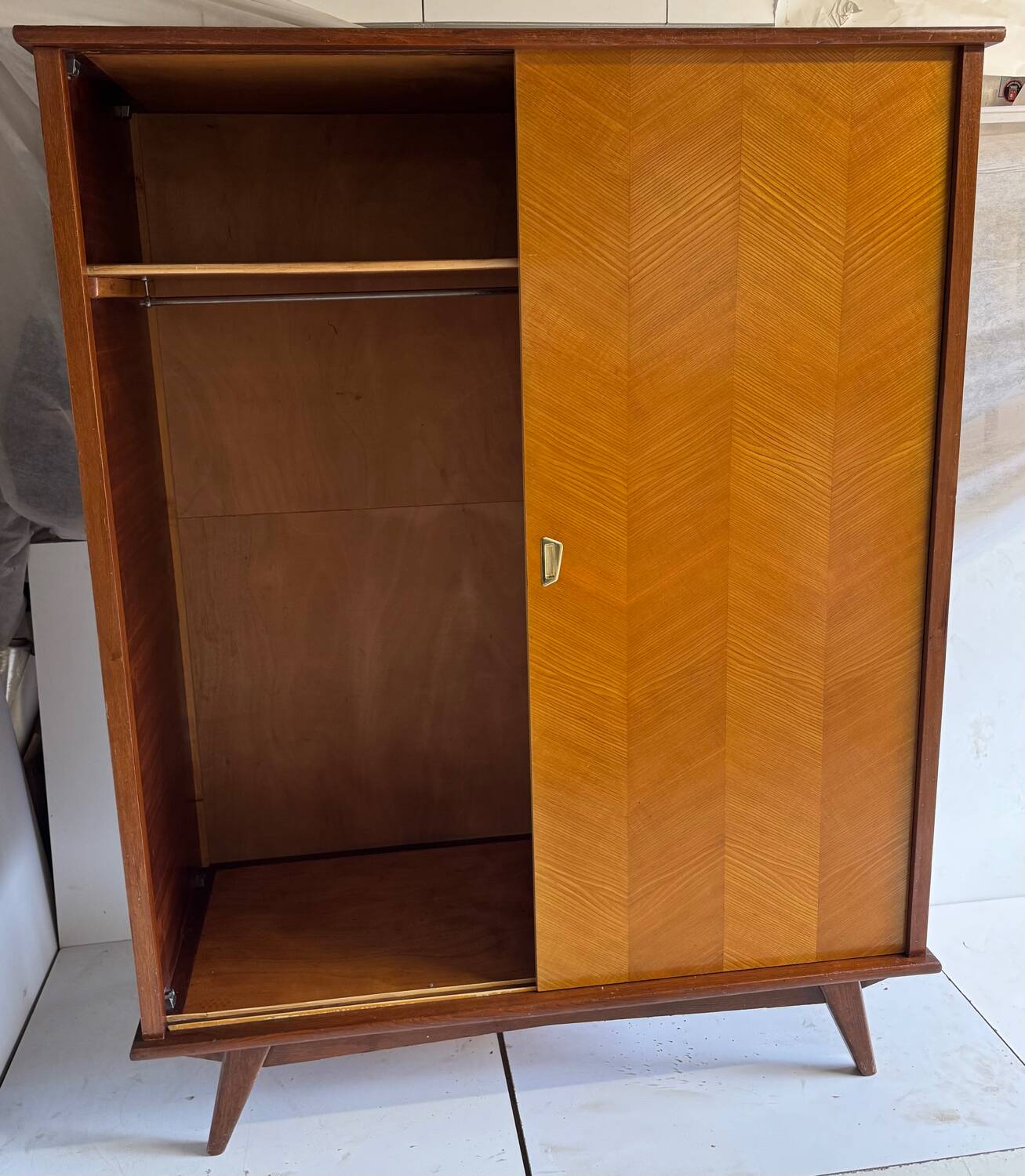 Armoire vintage à pieds compas