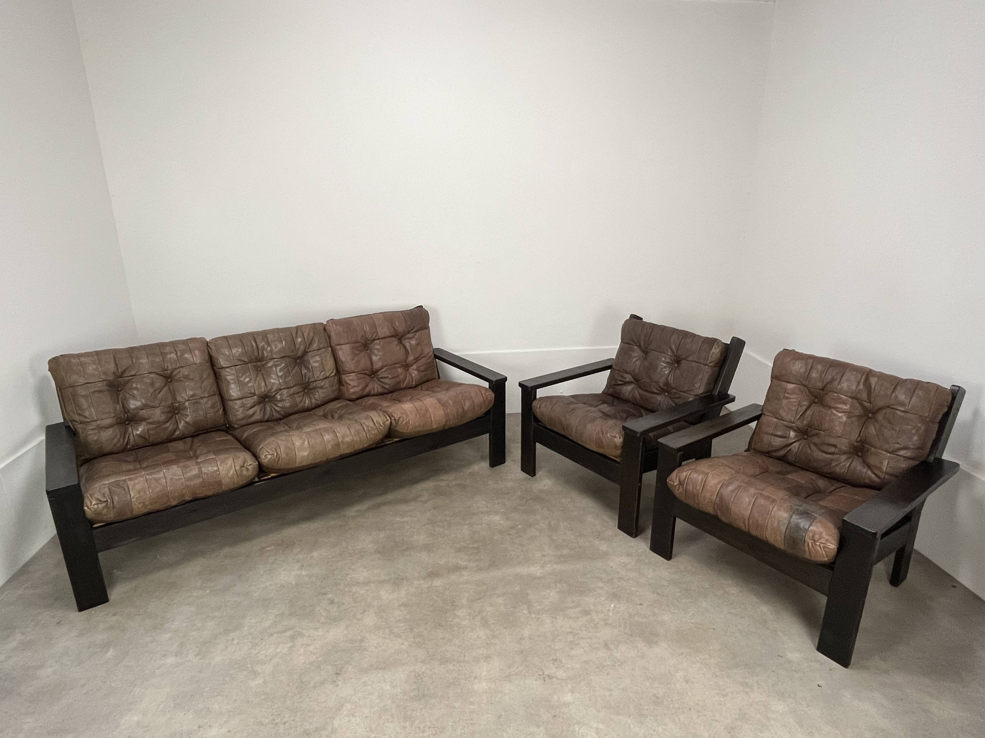 Living room sofa and brutalist armchairs in leather and wood, 70s, chalet style
