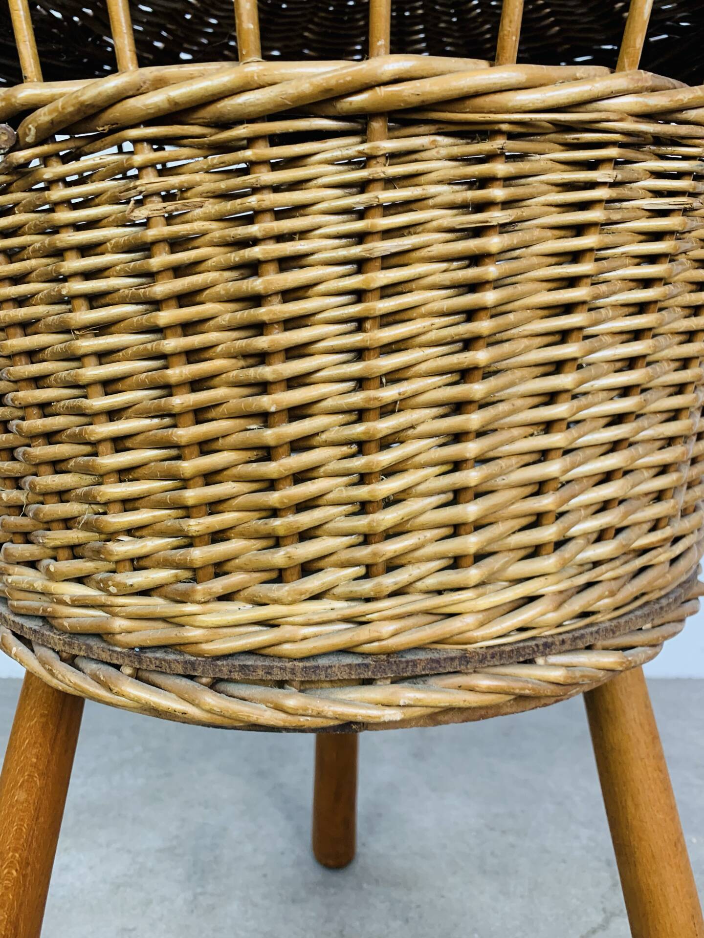 Tripod rattan basket, club feet, 1960s