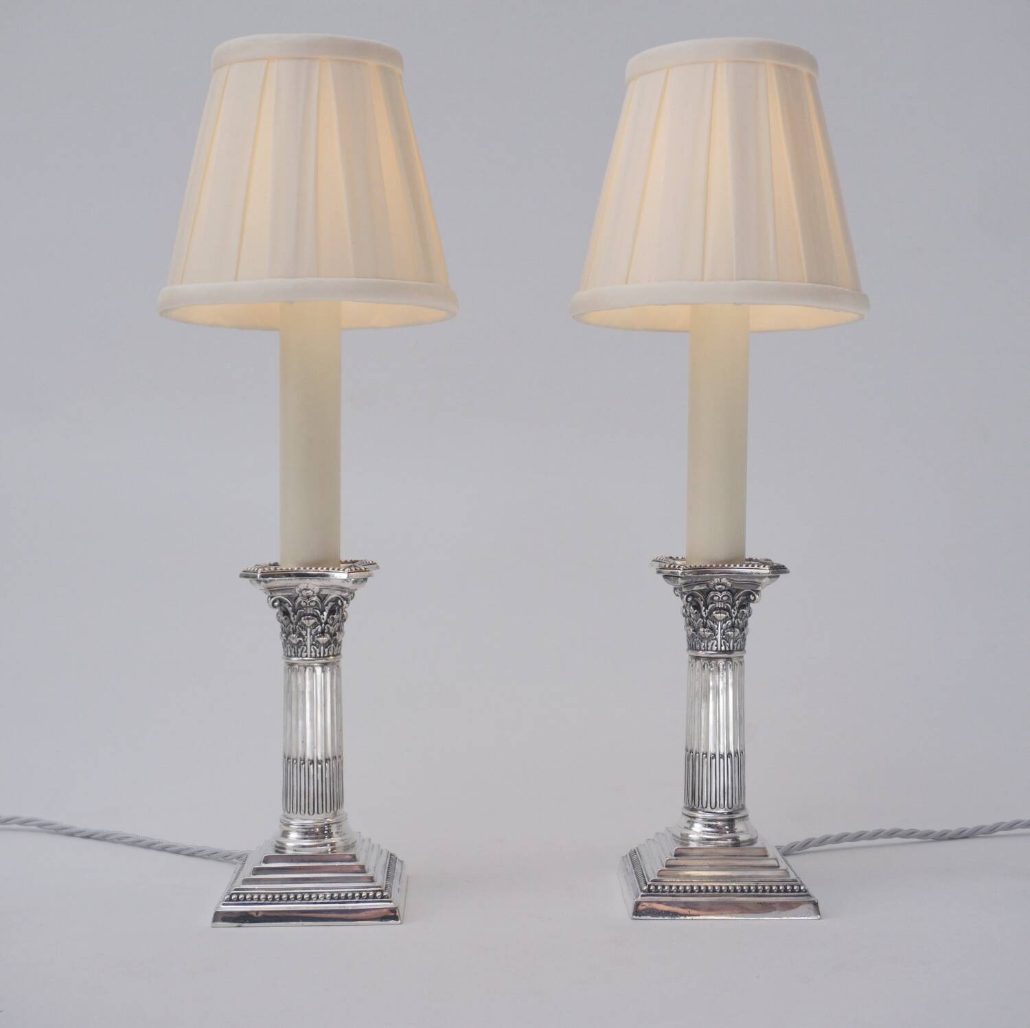 Paire antique de lampes de table en argent corinthien, William Hutton, années 1900, Royaume-Uni