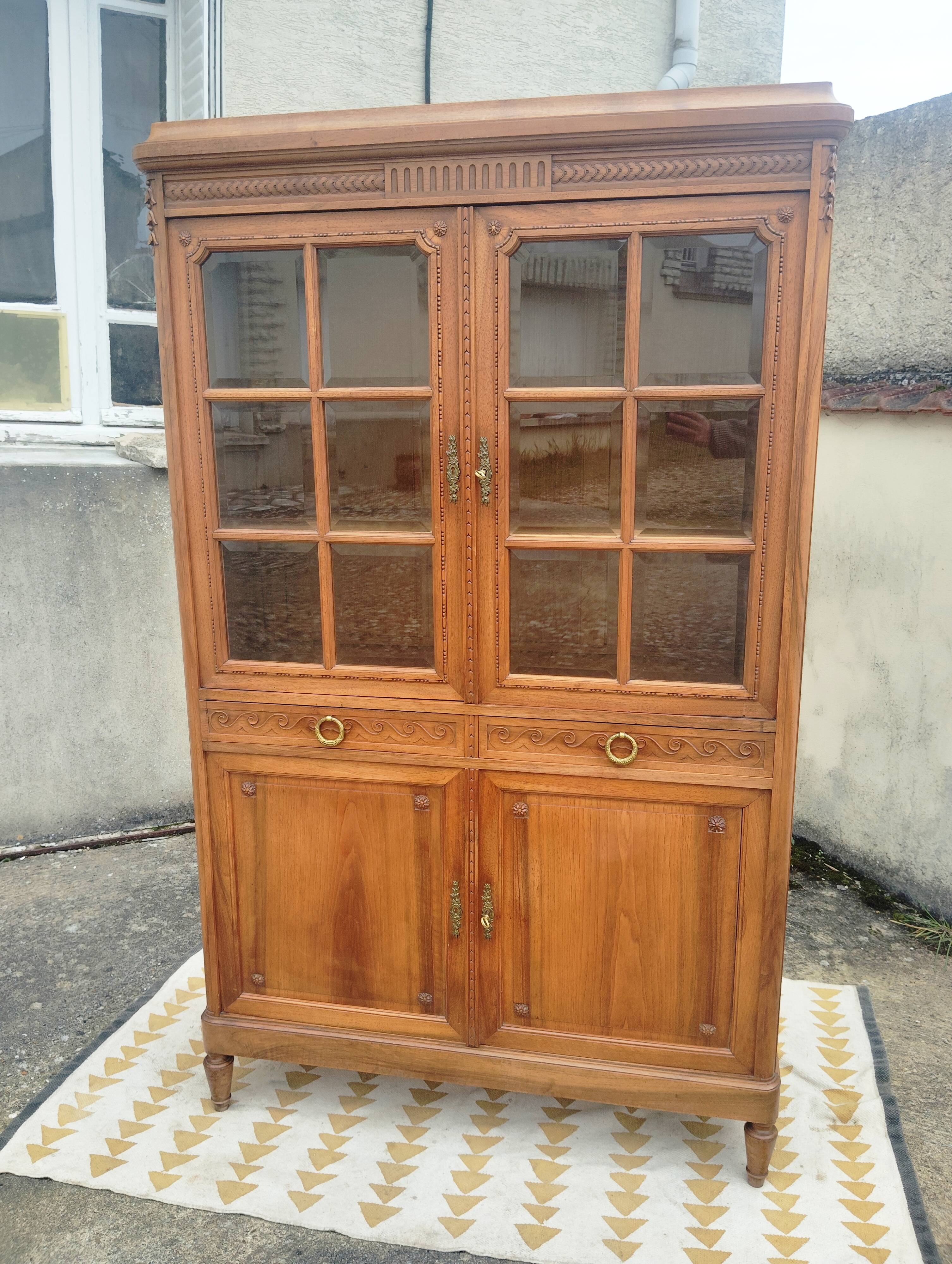 Buffet vaisselier en noyer