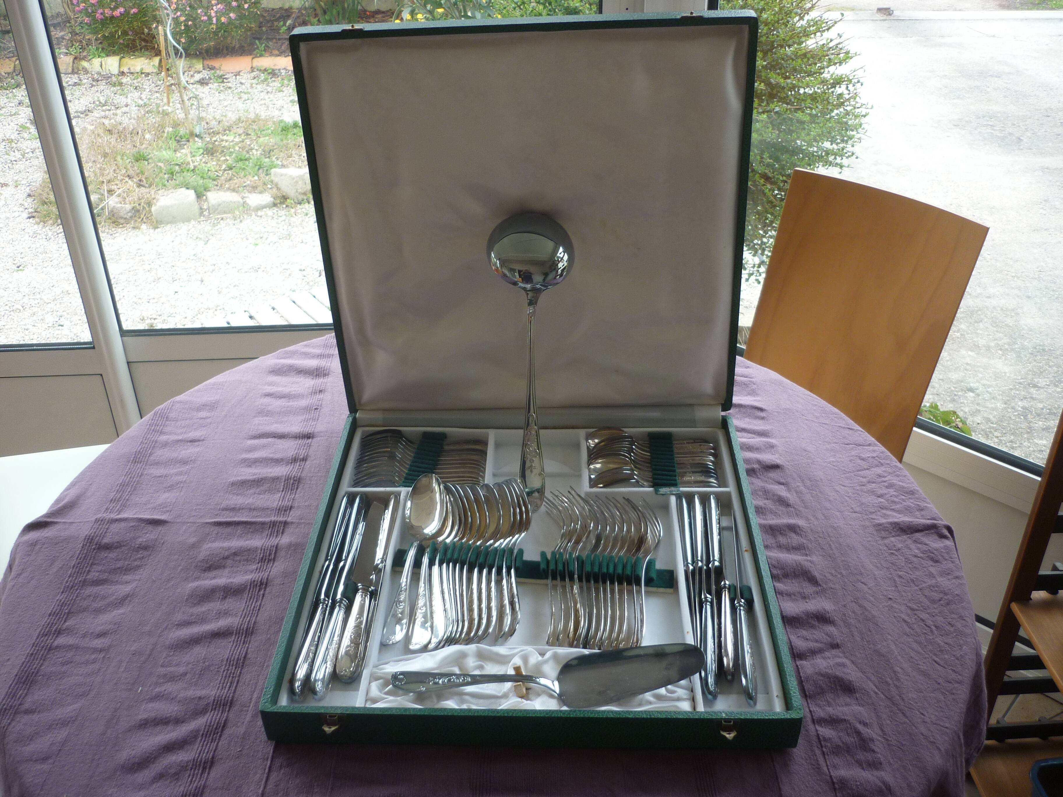 Cutlery set of 62 pieces in silver metal
