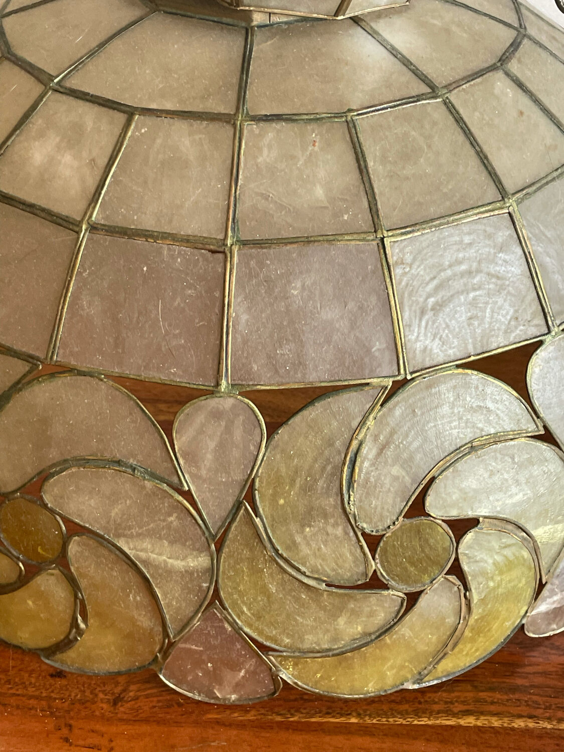 Mother-of-pearl and brass suspension