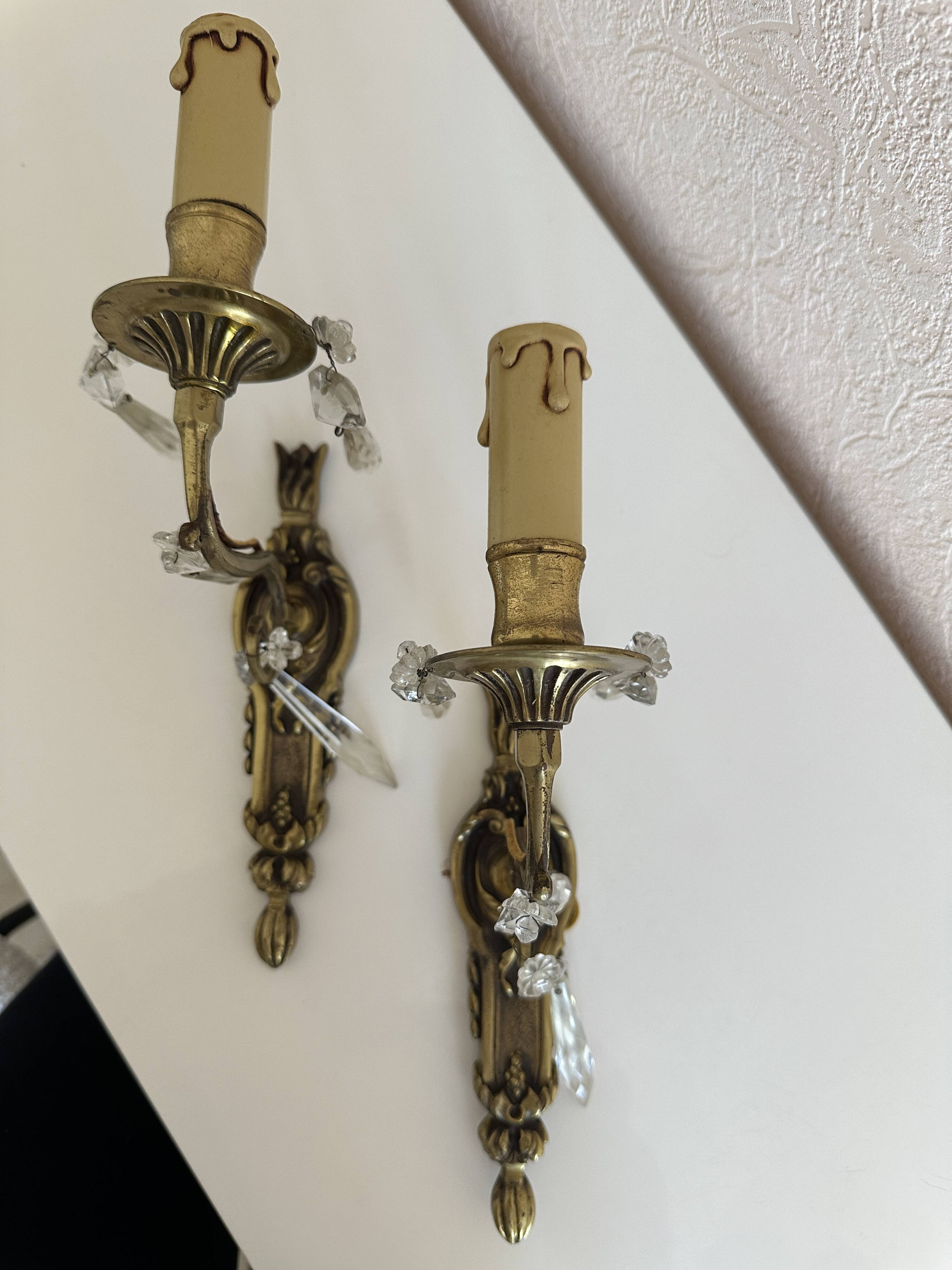 Pair of bronze wall lights with crystal pendants – Louis XV style