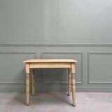 Table aux pieds tournés