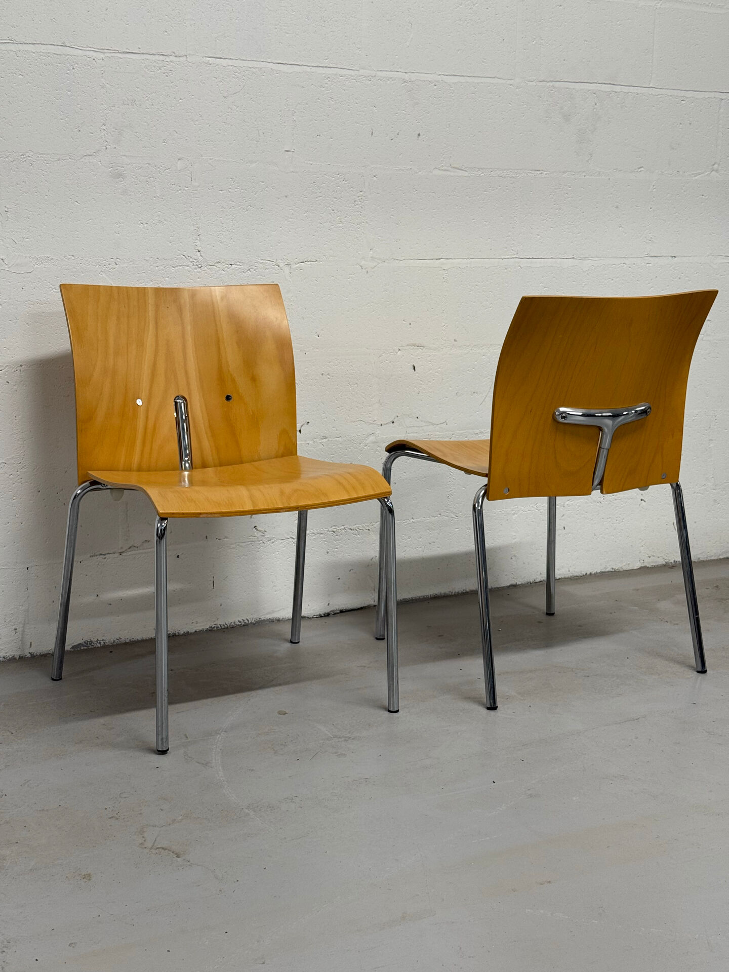 Ensemble de 4 chaises empilables vintage — Contreplaqué moulé et chrome, 199