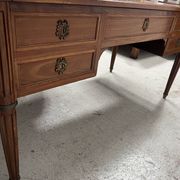 Bureau de style Louis XVI en bois de noyer Fin du XIX siècle