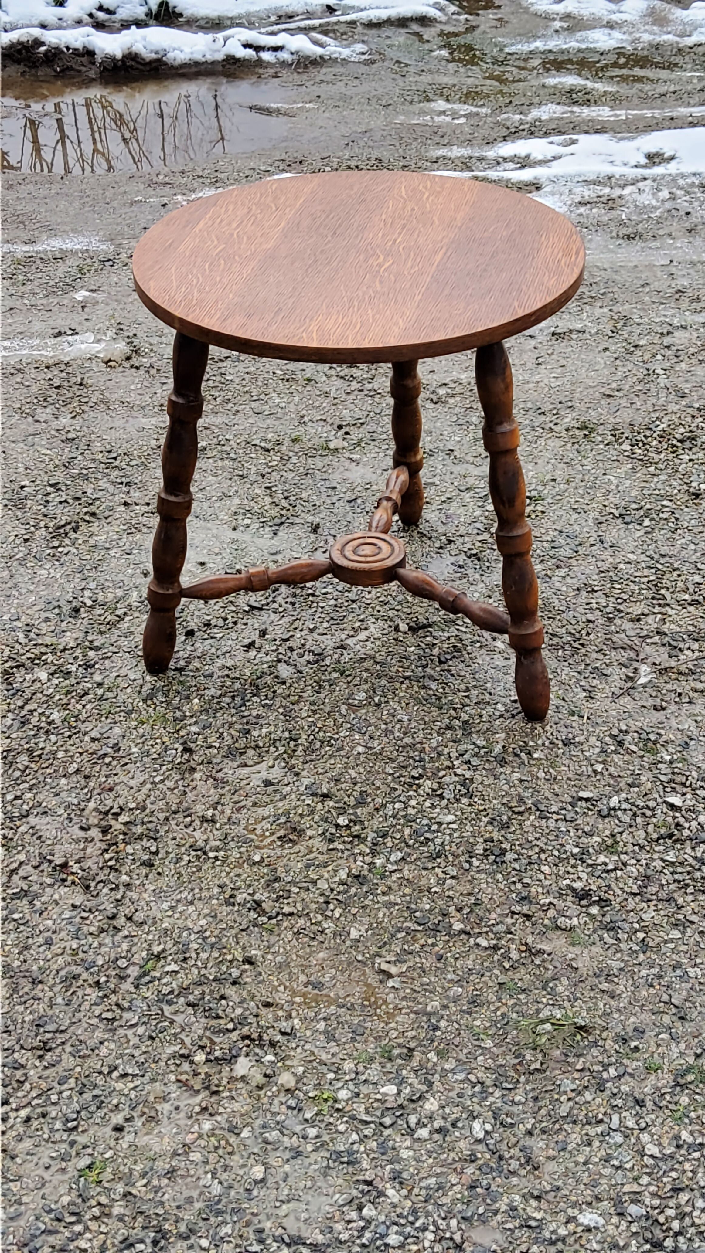Pedestal table of the 60s in beech and oak