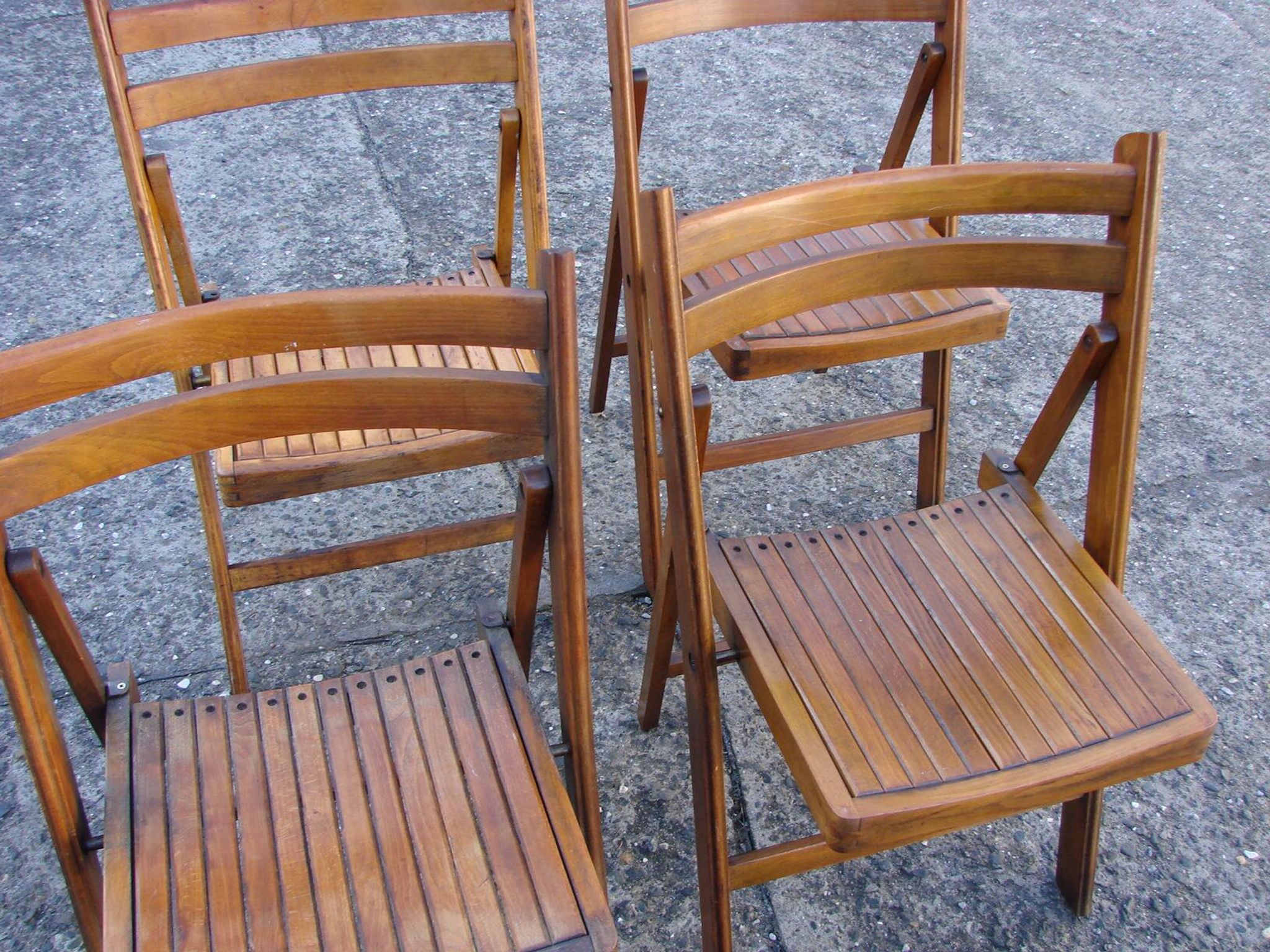 Un ensemble de 4 chaises pliantes en bois vintage, années 1970.