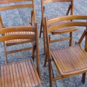 Un ensemble de 4 chaises pliantes en bois vintage, années 1970.