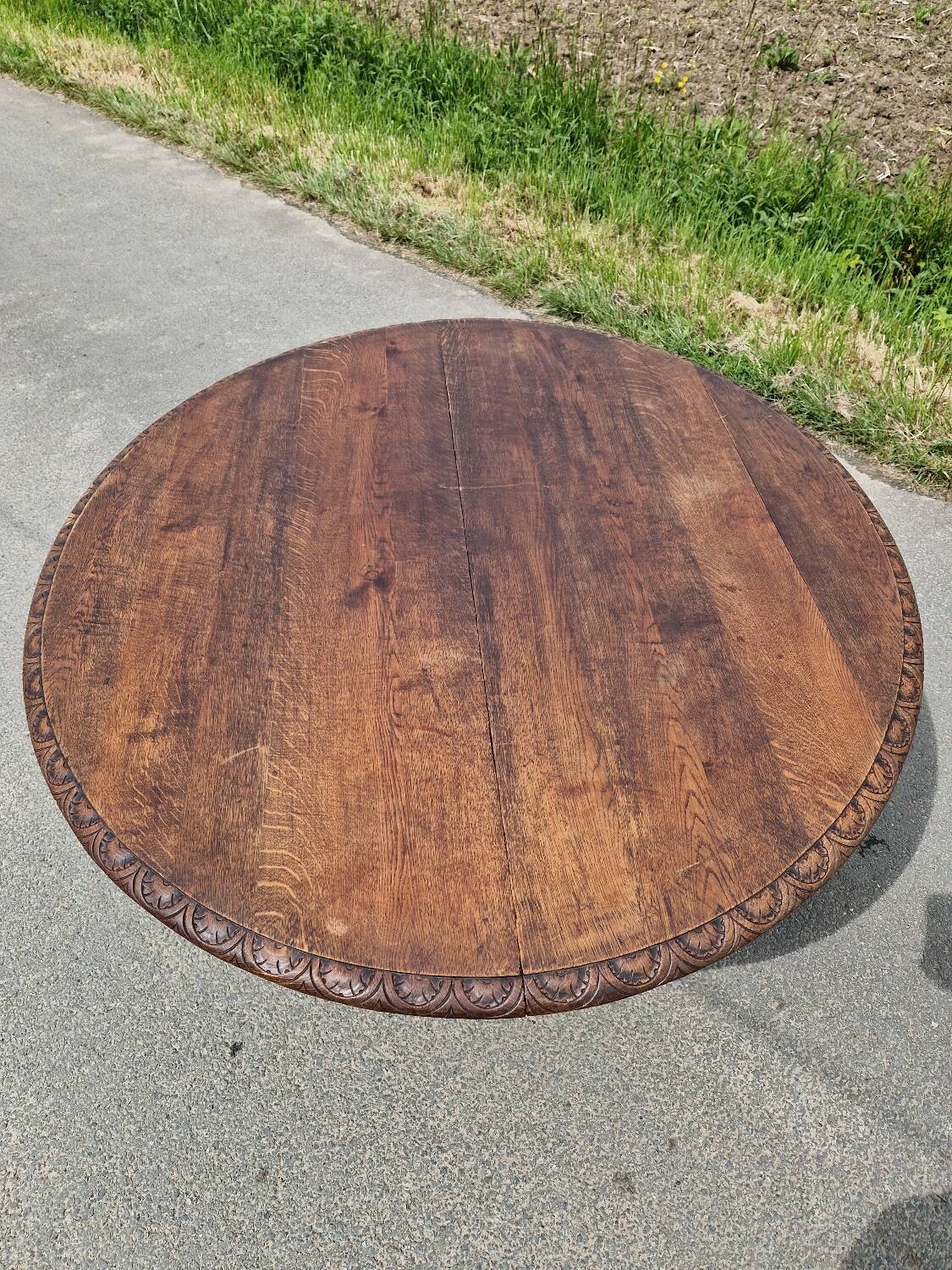 Henri II round table with lion's paw in solid oak